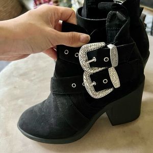 TOPSHOP Black Buckle Suede ankle booties♥️